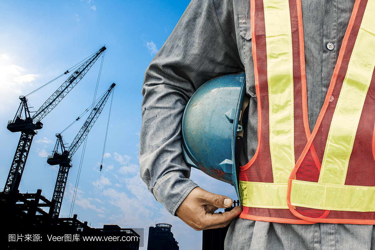 拿著藍(lán)色頭盔的男人靠近了